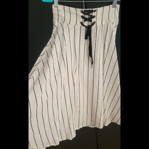 White/black strips skater skirt - S